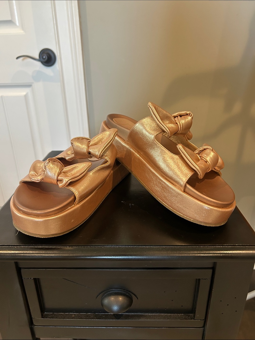 ShuShop Woman’s Rose Gold Bow Platform Slide Sandals Size 8 / Super Cute
